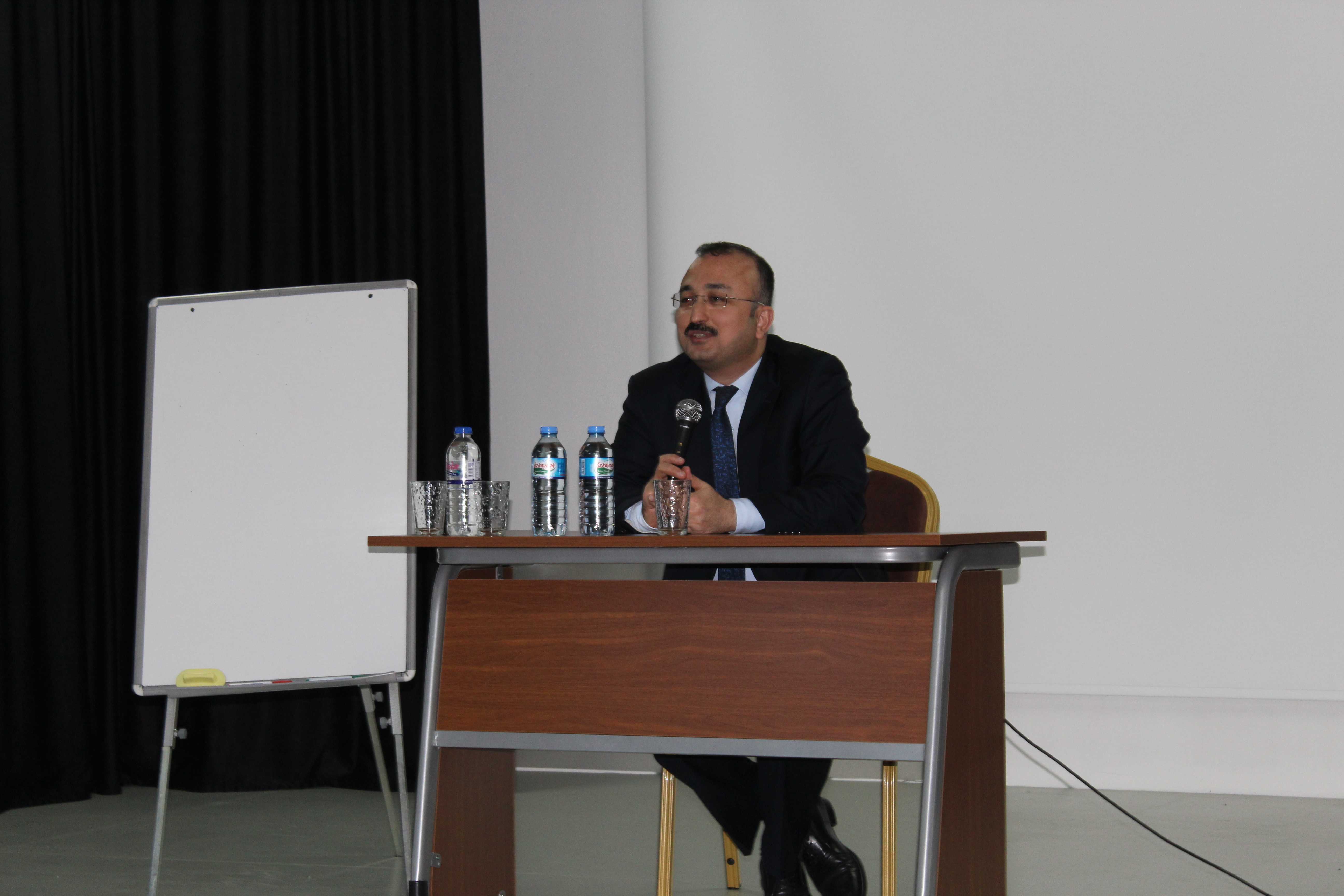       Çakmaklı Cumhuriyet Anadolu Lisesini ziyaret eden İlçe Kaymakamı Dr. Mehmet ÖZEL , okulda incelemelerde bulunarak öğrenciler ile bir araya geldi.