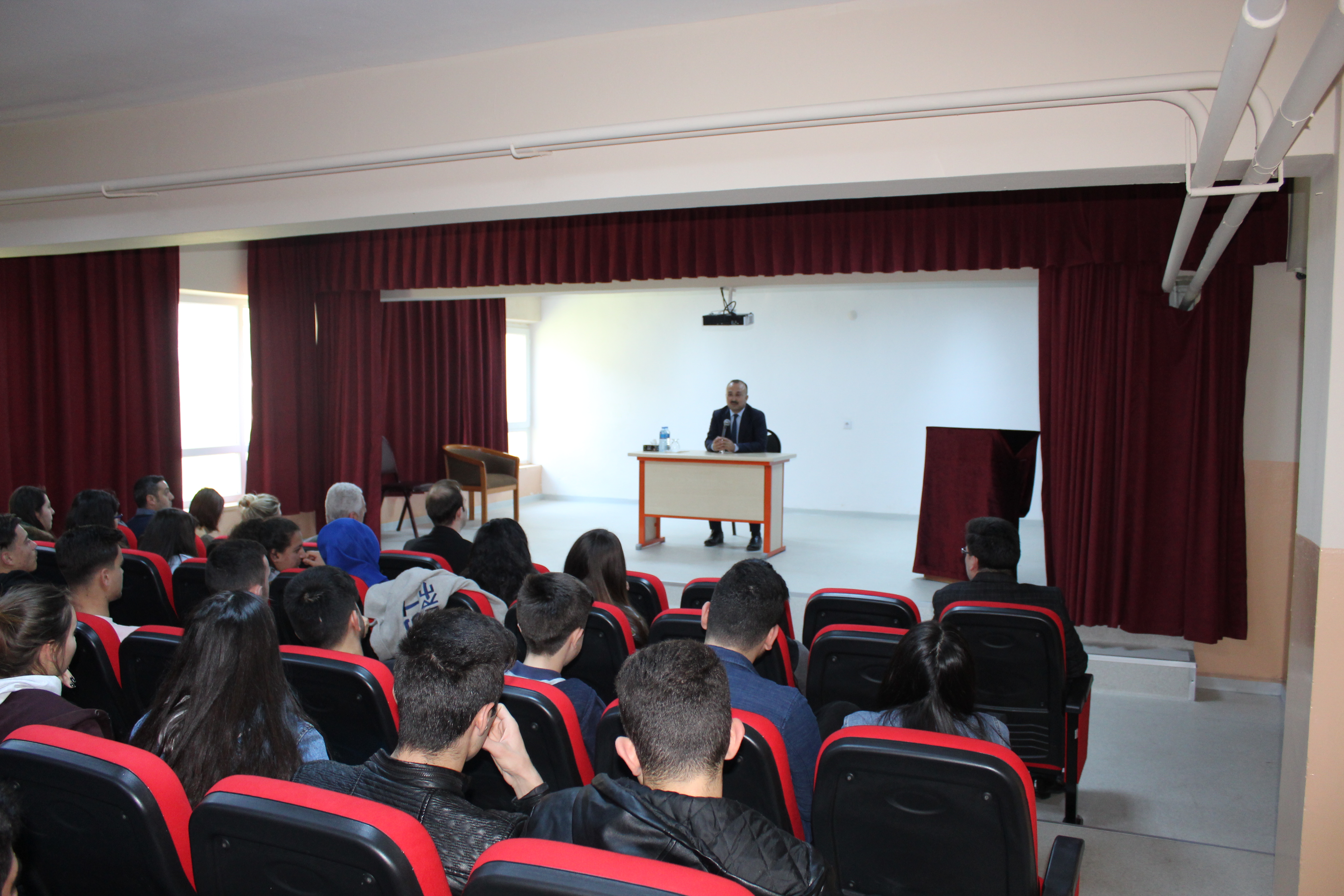  Kumburgaz Mehmet Erçağ Mesleki ve Teknik Anadolu Lisesini ziyaret eden İlçe Kaymakamı Dr. Mehmet ÖZEL , okulda incelemelerde bulunarak öğrenciler ile bir araya geldi.