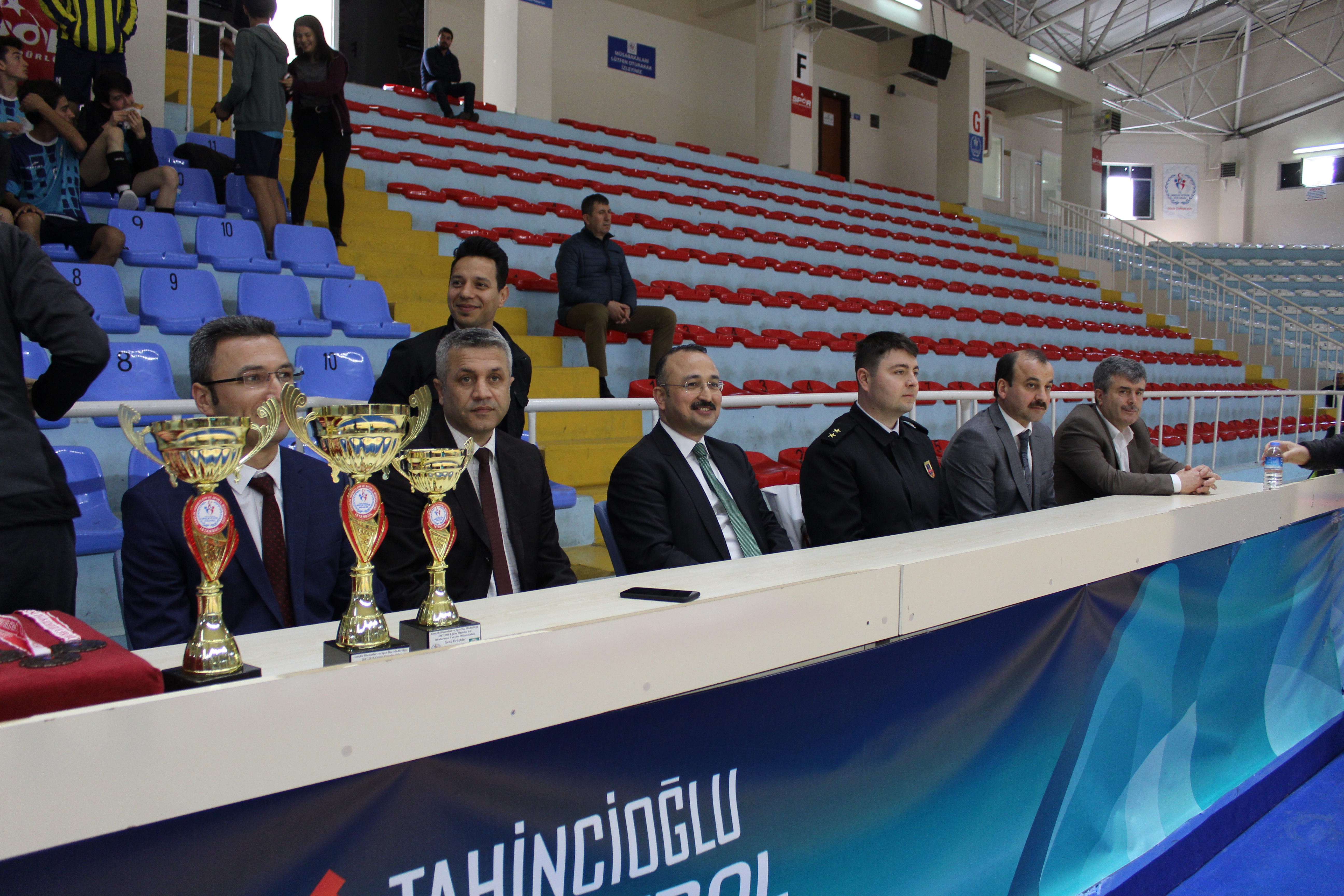 Büyükçekmece Kaymakamı Dr. Mehmet ÖZEL Liselerarası Geç Voleybol Turnuvasında Şampiyon Olan Takıma Madalya Ve Kupalarını Takdim Etti